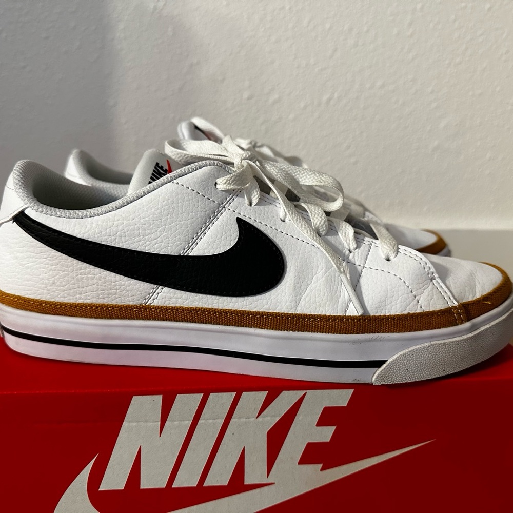 Nike Women’s Court Legacy NN